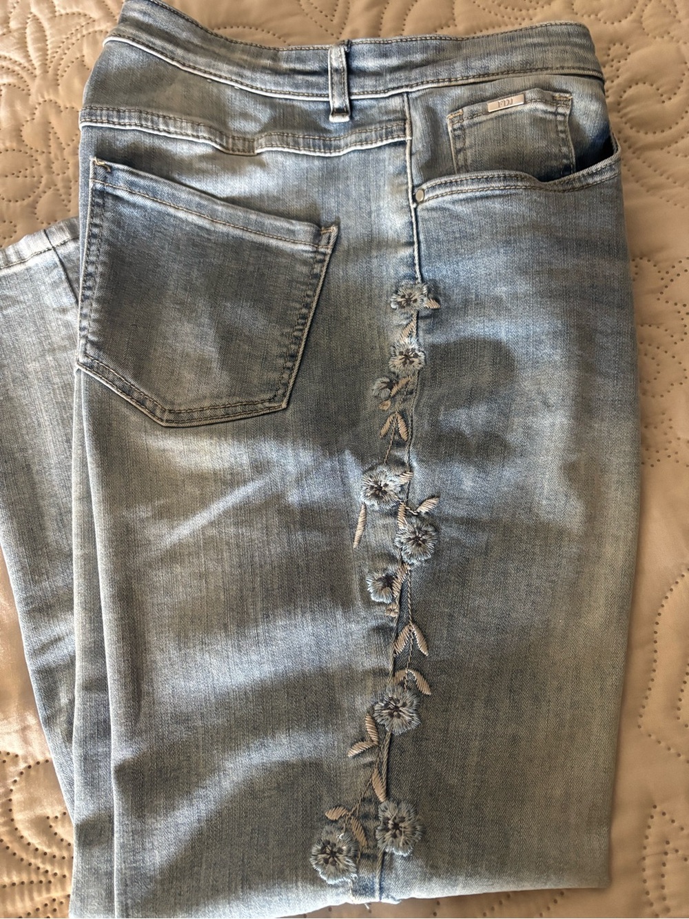 FDJ Suzanne Jeans W/ embroidered floral design along the side seam, size 8